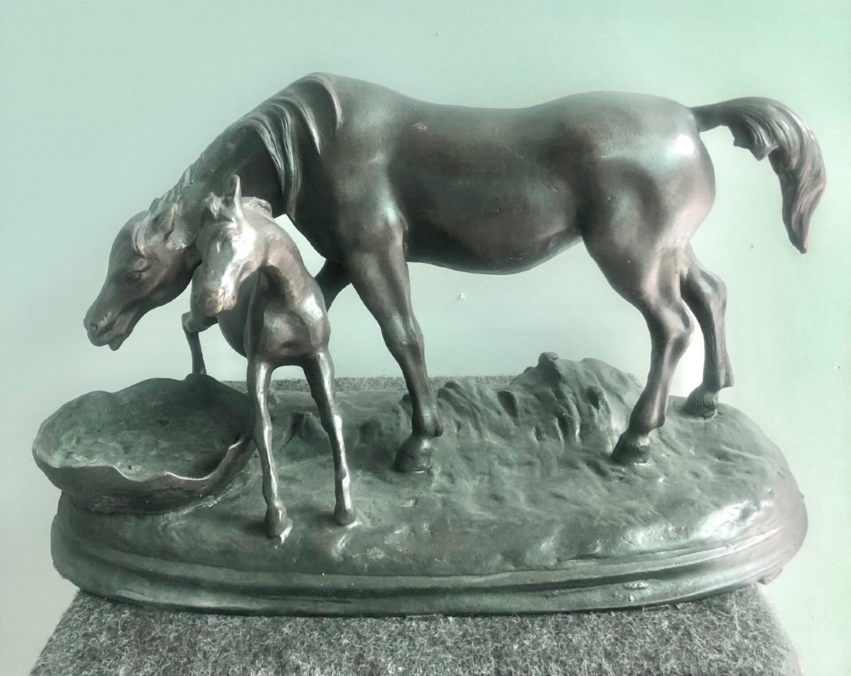 Scultura in bronzo raffigurante cavalla con puledro 