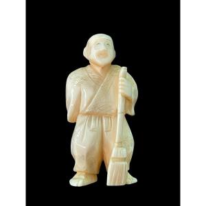 Netsuke in avorio raffigurante personaggio maschile  