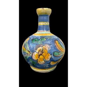 Vaso bottiglia in maiolica a corpo globulare e collo stretto con bordo estroflesso.