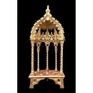 Supporto tipo ‘baldacchino’ neogotico in legno e foglia oro con base marmorizzata. 