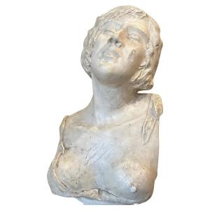 Una scultura italiana in gesso in stile Art Nouveau raffigurante una donna