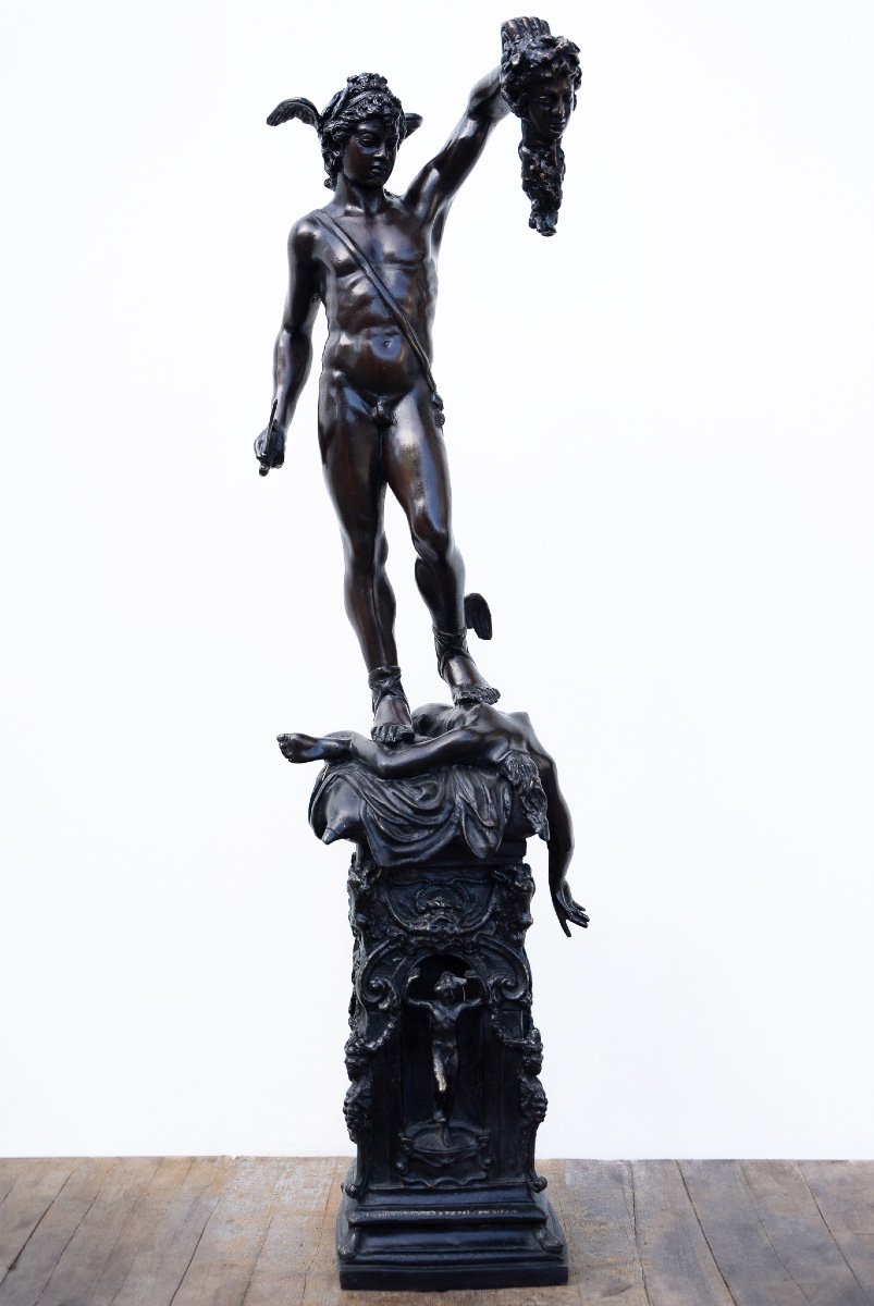 Statua in bronzo di Perseo con la testa di Medusa