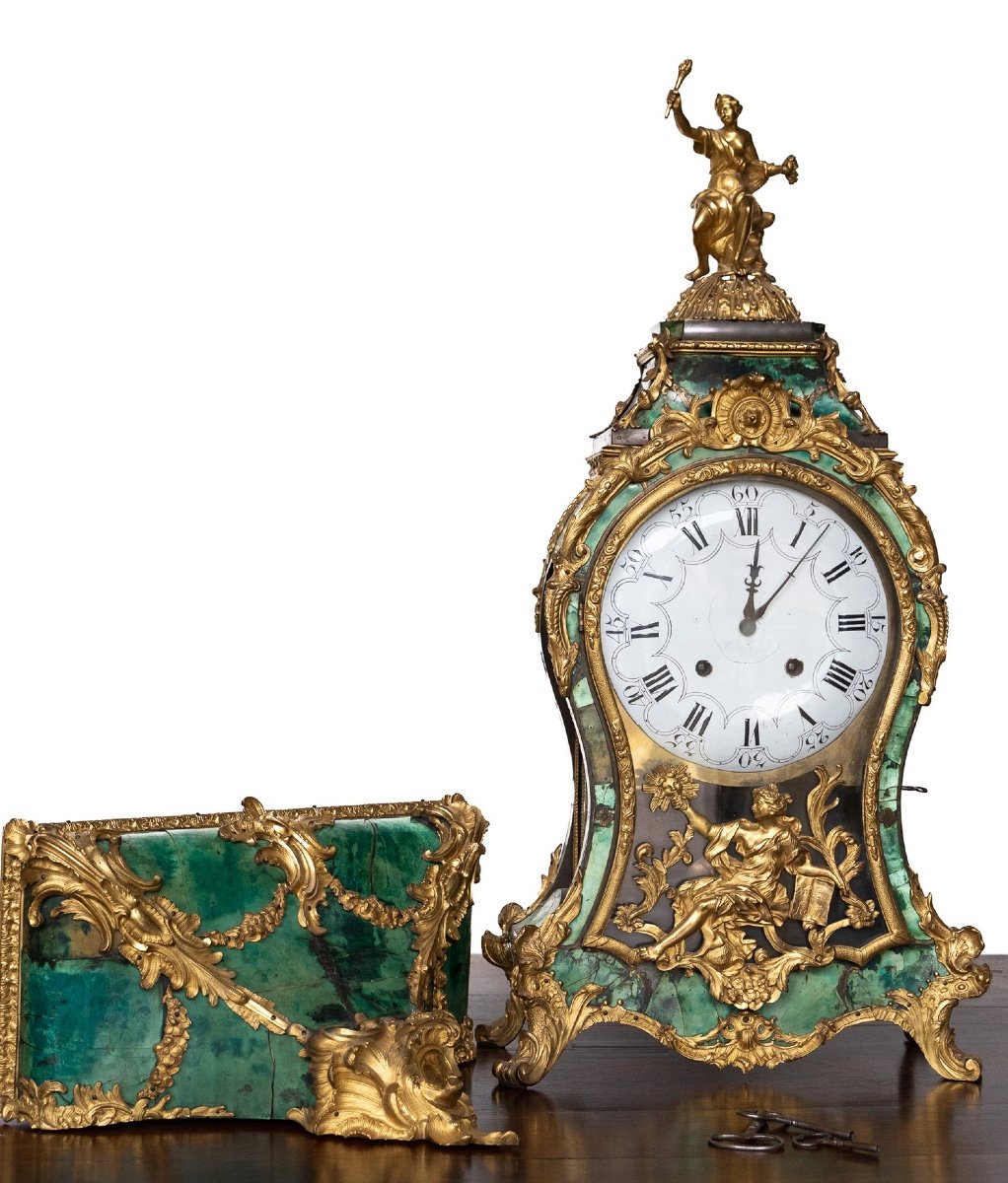 Prestigioso orologio con console in corno verde e bronzo dorato  