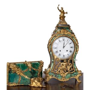 Prestigioso orologio con console in corno verde e bronzo dorato  