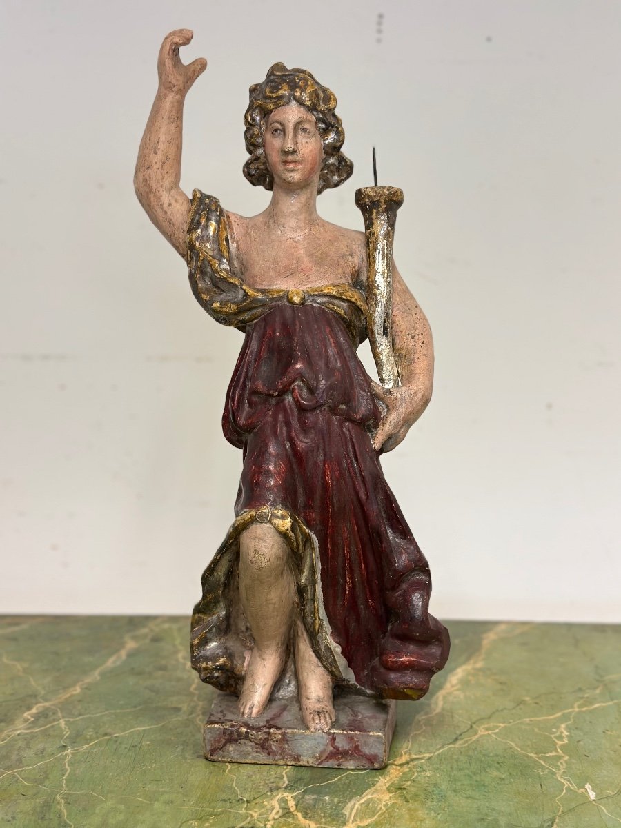 Scultura lignea di angelo con cornucopia reggicero policromo . Epoca fine 600