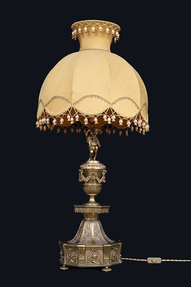 Lampada antica in ottone stile Napoleone III Francese appartenente agli inizi del XX secolo.