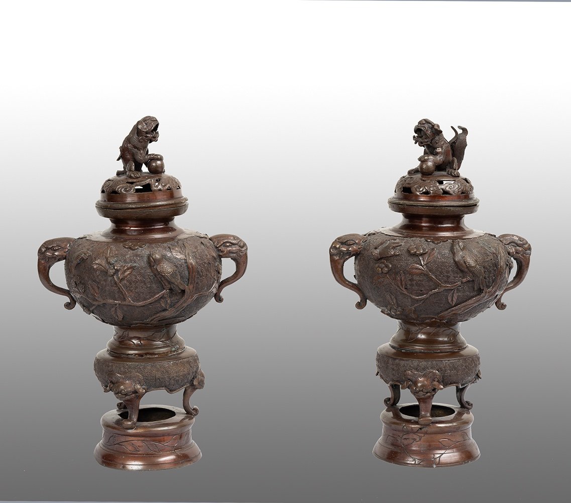 Coppia di bruciaprofumi antichi in bronzo patinato. Giappone XIX secolo.