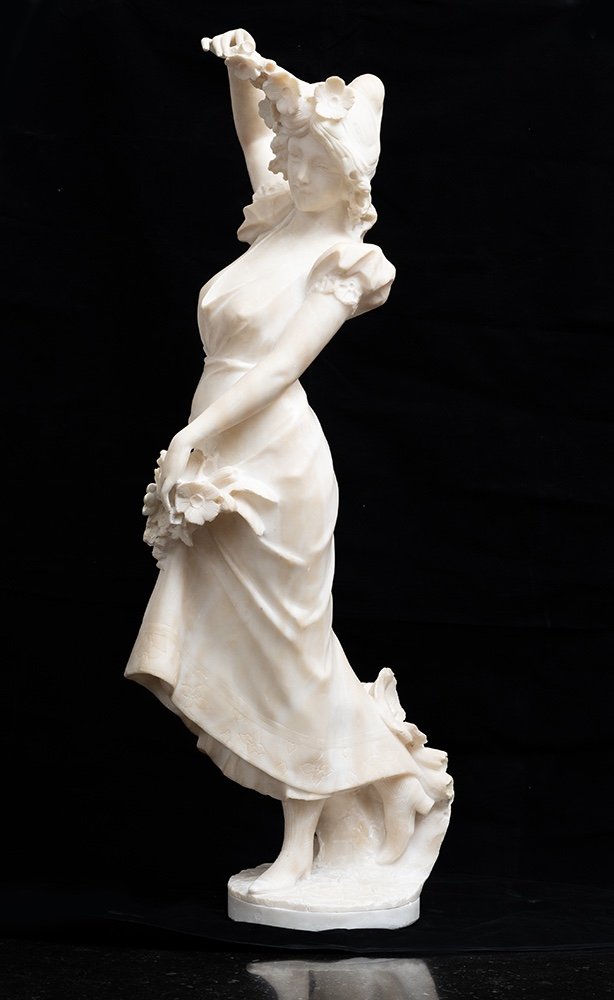 Scultura in alabastro Napoleone III Francese raffigurante una donna con fiori.