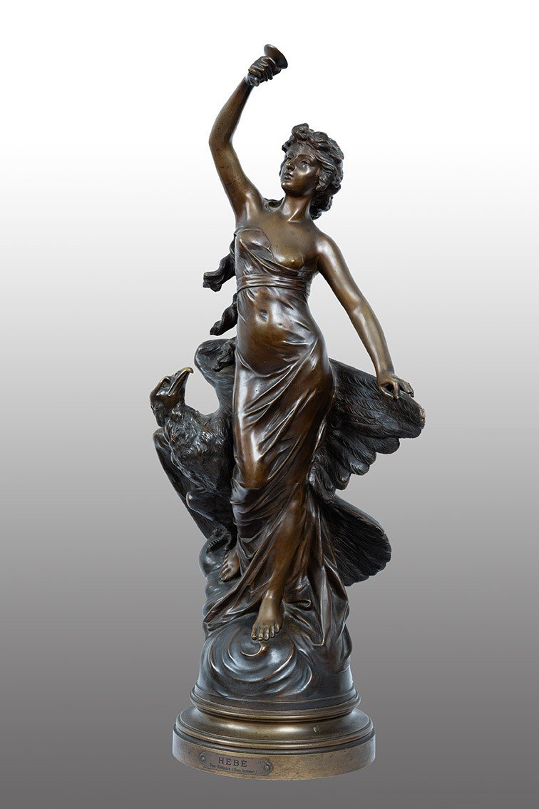 Scultura in bronzo patinato firmata Druot rappresentante Hebe con l'aquila di Giove.