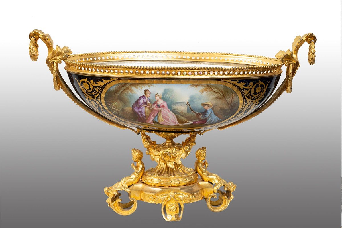 Centrotavola antico Napoleone III in porcellana policroma di Sevres e bronzo dorato 19secolo