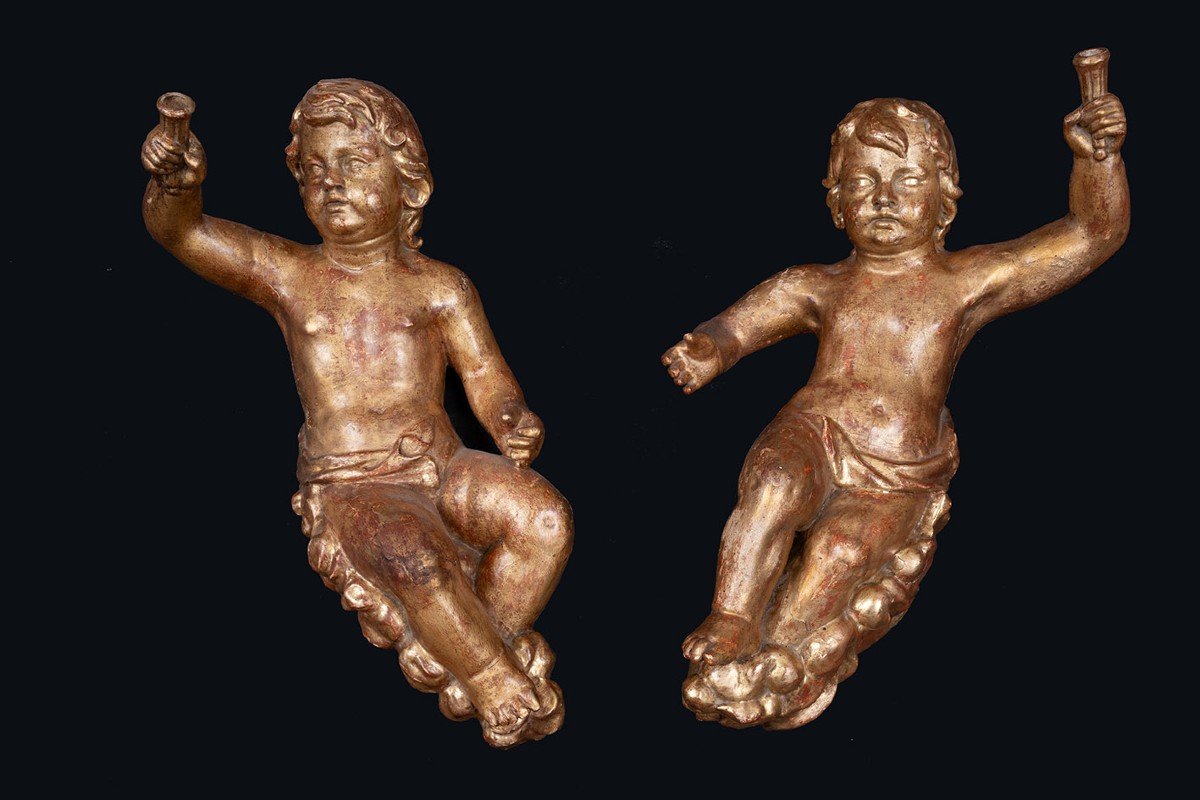 Coppia di putti antichi in legno dorato realizzati a tronco unico 17secolo