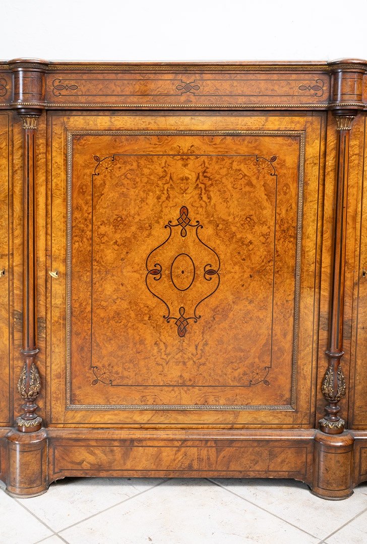 Credenza Vittoriana Inglese in radica di noce con innesti di intarsio in acero.-photo-2