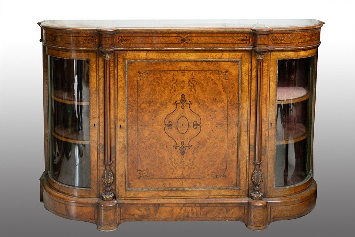 Credenza Vittoriana Inglese in radica di noce con innesti di intarsio in acero.