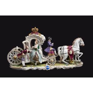 Gruppo scultoreo in porcellana policroma di Dresda raffigurante carrozza con cavalli.