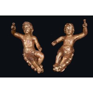 Coppia di putti antichi in legno dorato realizzati a tronco unico 17secolo