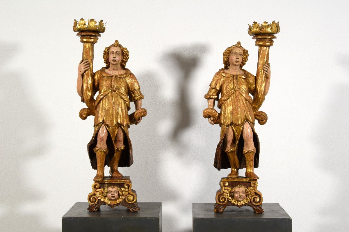 Coppia di sculture reggi torcia in legno laccato e dorato, Italia, XVI secolo