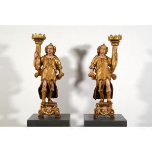 Coppia di sculture reggi torcia in legno laccato e dorato, Italia, XVI secolo