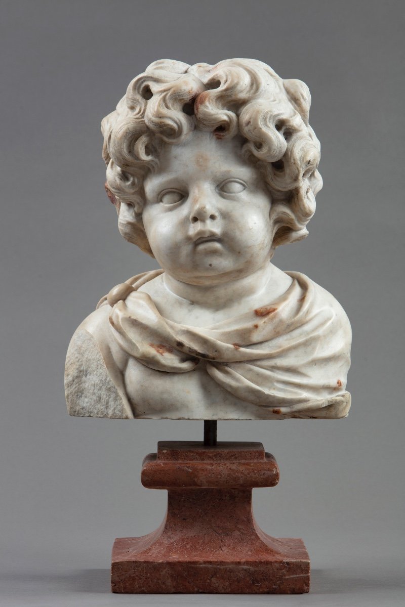 Bustino di putto in marmo