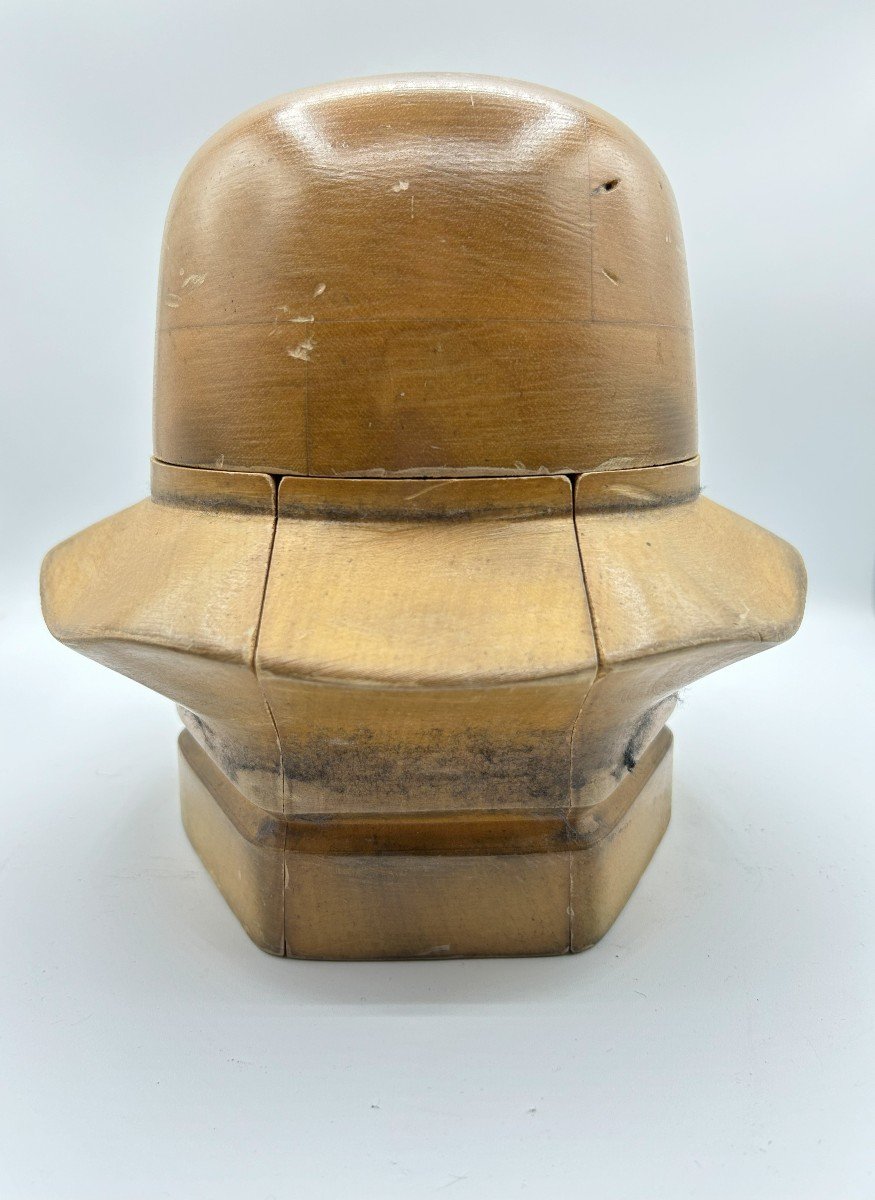 Scultura in legno a forma di cappello