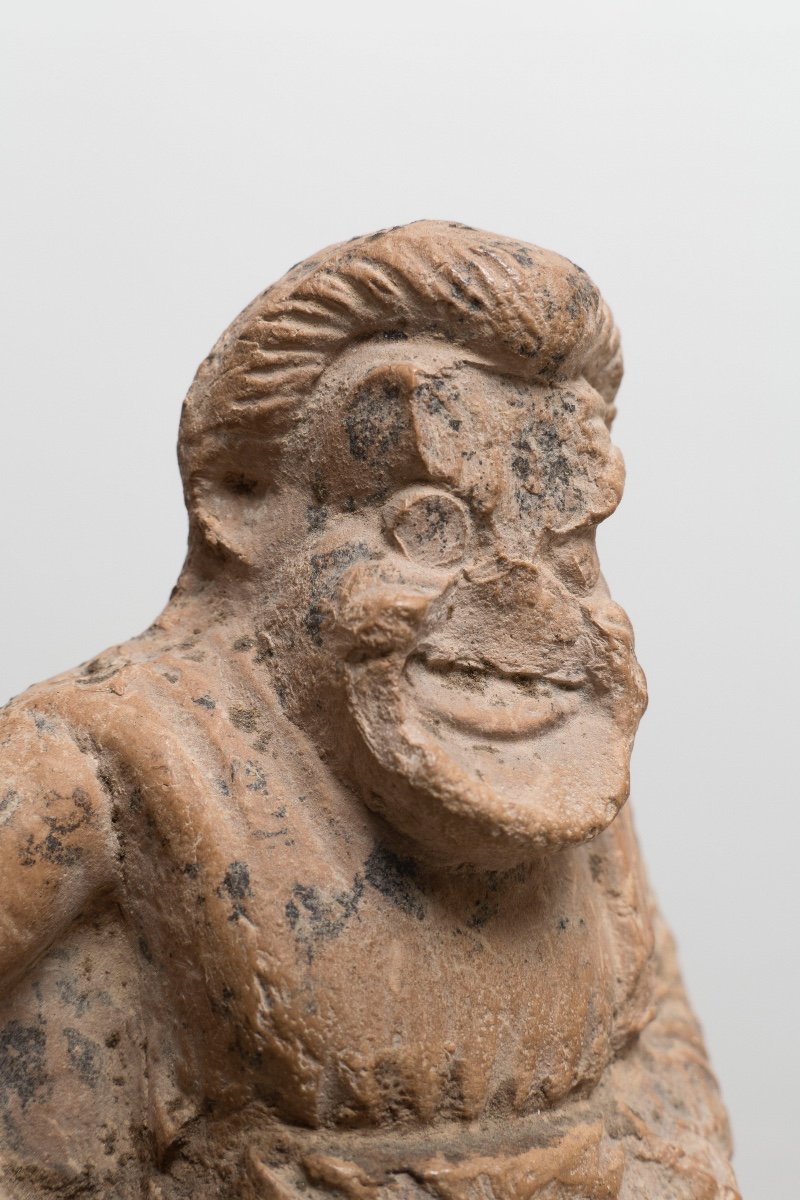 FIGURINA IN TERRACOTTA DI UN ATTORE COMICO ​​​​​​​Grecia, c. 350 a.C.-photo-2