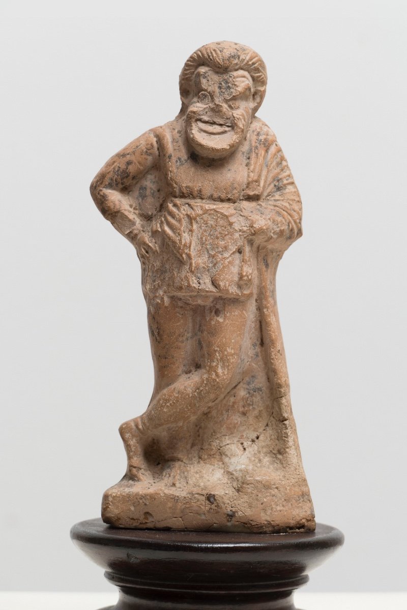 FIGURINA IN TERRACOTTA DI UN ATTORE COMICO ​​​​​​​Grecia, c. 350 a.C.