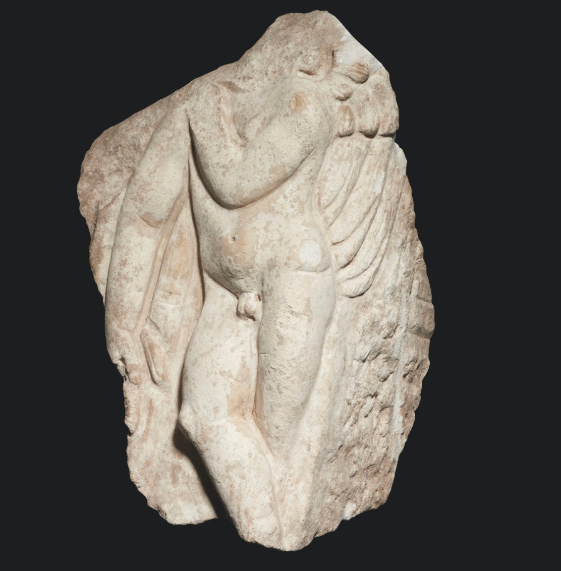 Frammento di altare in marmo romano antico con Cupido