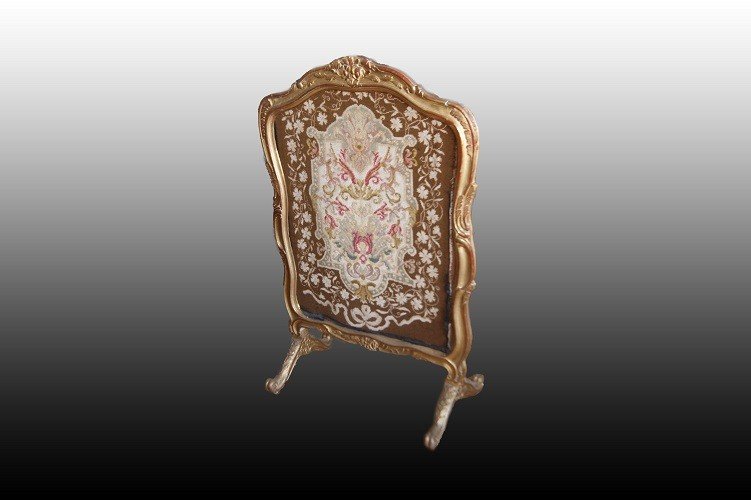 Parascintille francese de 1800 in legno dorato foglia oro con tessuto ricamato a piccolo punto