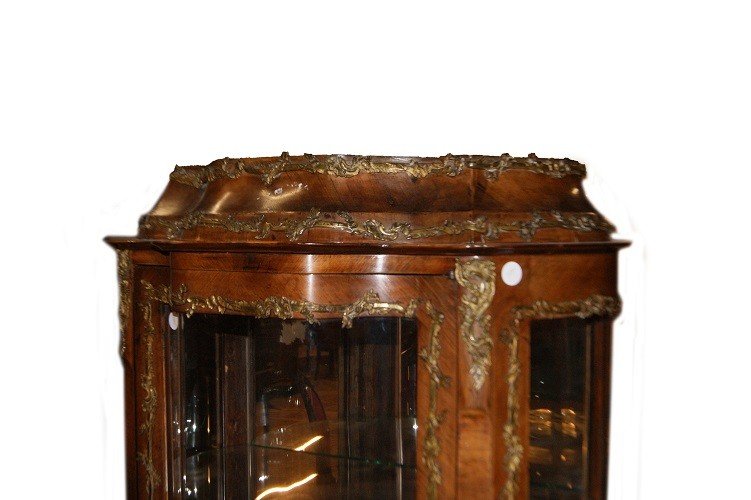 Vetrina francese stile Luigi XV del 1800 con intarsi e bronzi in legno di noce-photo-2