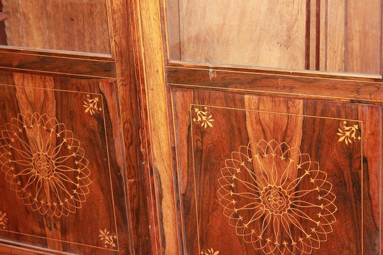 Grande Vetrina Libreria stile Carlo X in legno di Palissandro con ricchi motivi di intarsio met-photo-2