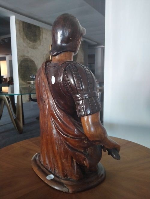 Statua raffigurante legionario, composta da diverse tipologie di legno e varie applicazioni -photo-4