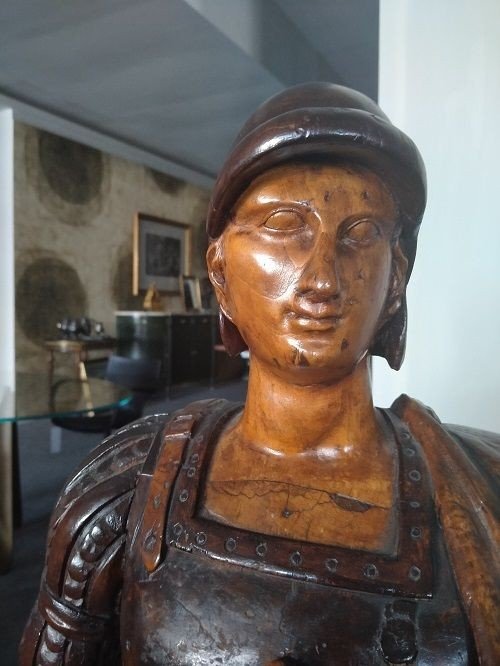 Statua raffigurante legionario, composta da diverse tipologie di legno e varie applicazioni -photo-1