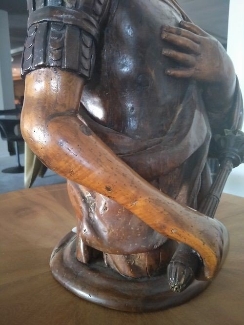 Statua raffigurante legionario, composta da diverse tipologie di legno e varie applicazioni -photo-2