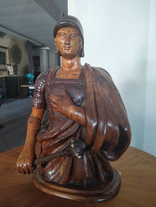 Statua raffigurante legionario, composta da diverse tipologie di legno e varie applicazioni 