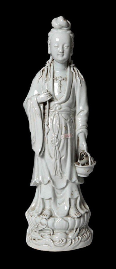 Scultura in porcellana bianca cinese di fine 1800 raffigurante giovane donna