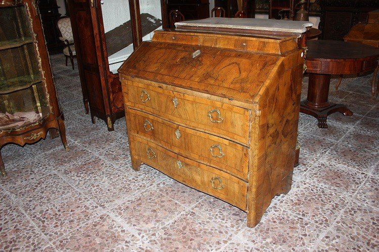 Ribalta italiana di metà 1700, stile Luigi XV, in legno di noce e radica di noce-photo-2