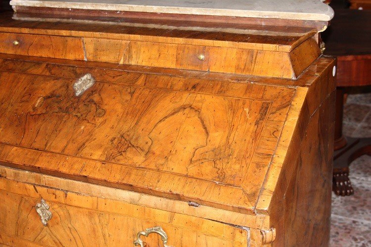 Ribalta italiana di metà 1700, stile Luigi XV, in legno di noce e radica di noce-photo-4