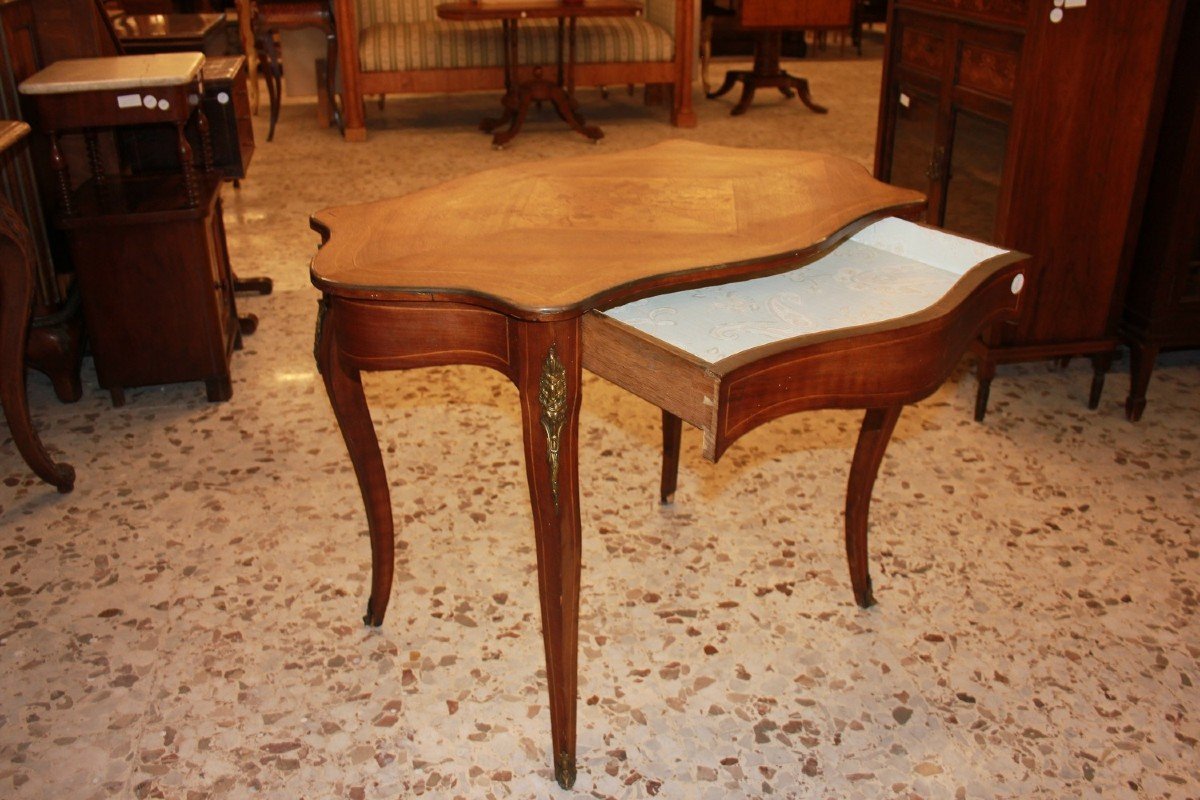 Table de salon bureau de style Louis XV avec motif floral incrusté au centre-photo-1