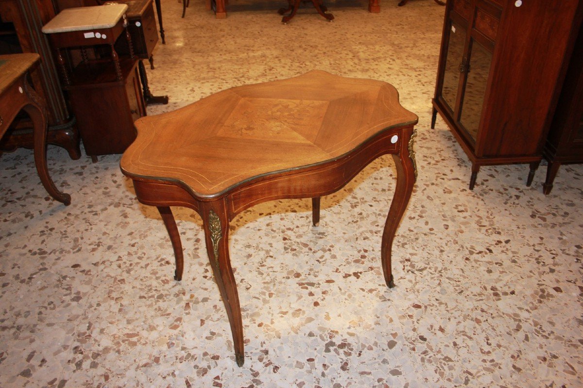 Table de salon bureau de style Louis XV avec motif floral incrusté au centre