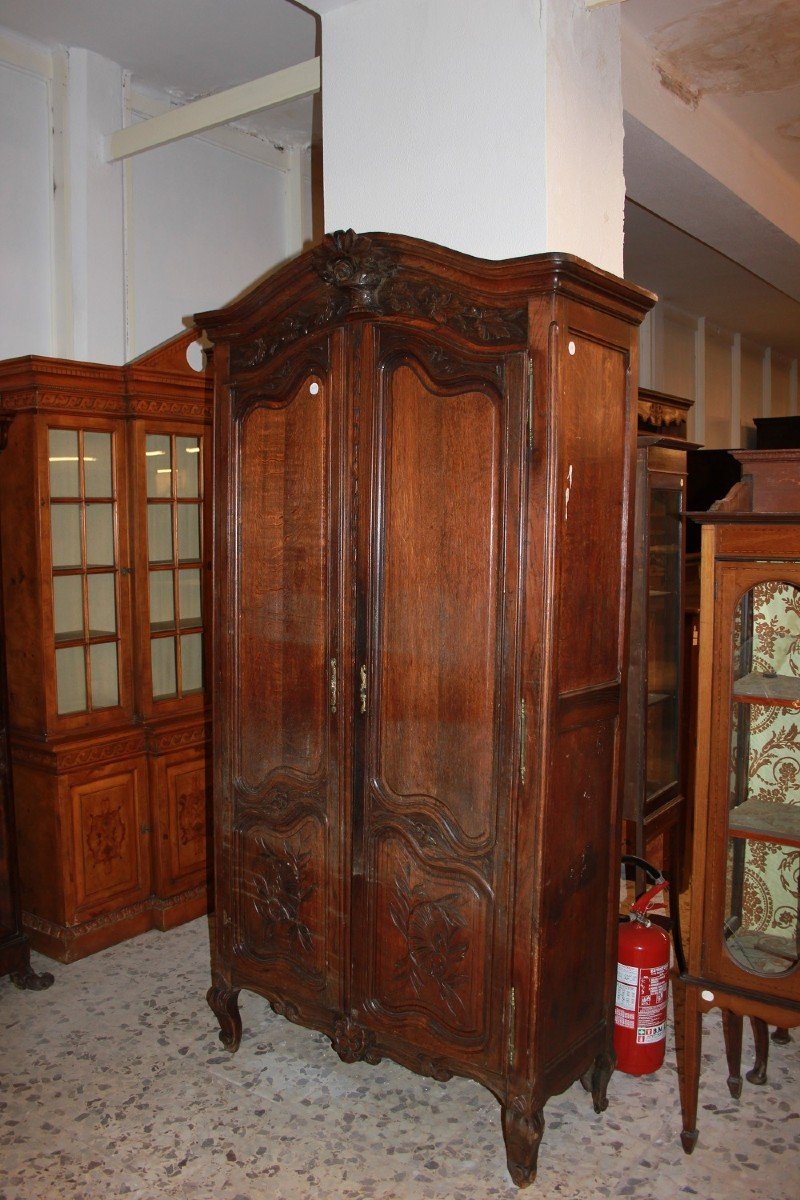 Piccolo armadio provenzale a due porte con intagli del XIX secolo -photo-2