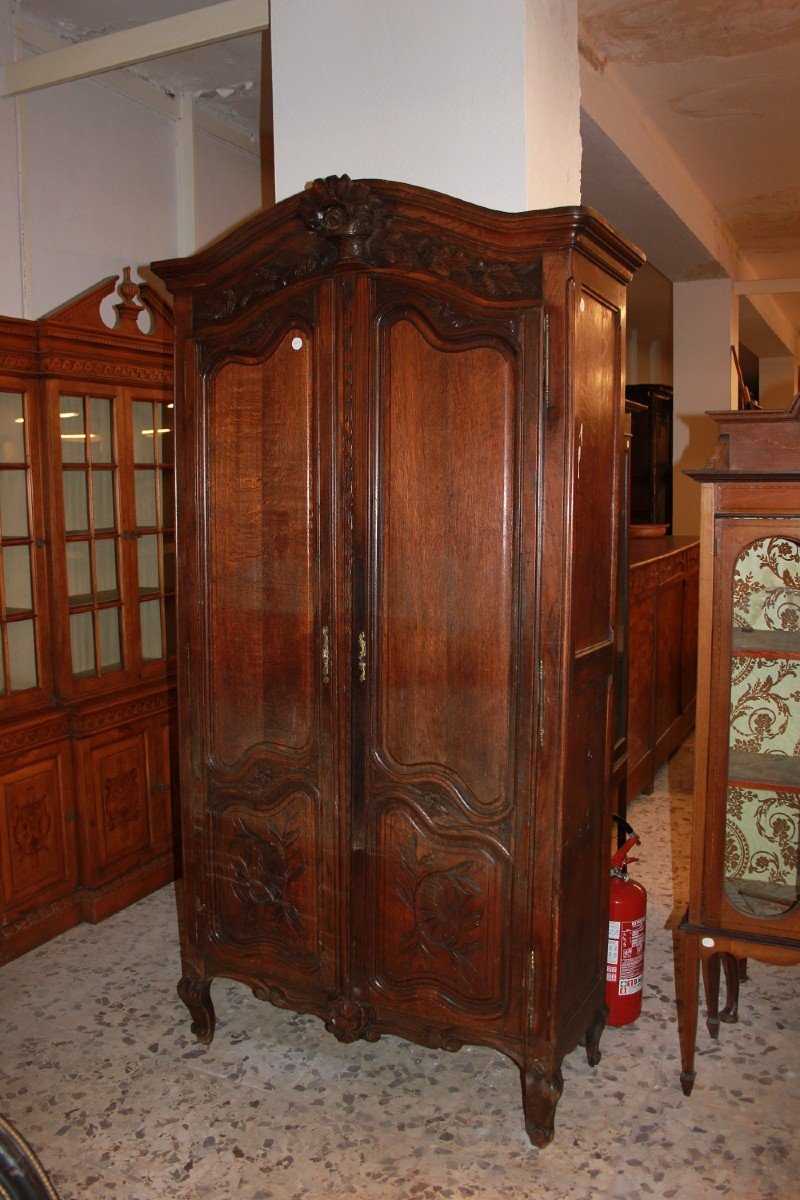 Piccolo armadio provenzale a due porte con intagli del XIX secolo 
