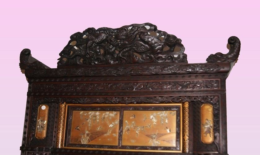 Grande maestosa credenza cinese di metà 1800 in legno, con pannelli decorati con applicazioni -photo-2