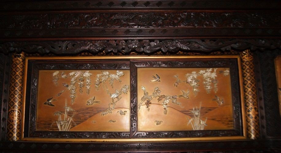 Grande maestosa credenza cinese di metà 1800 in legno, con pannelli decorati con applicazioni -photo-3