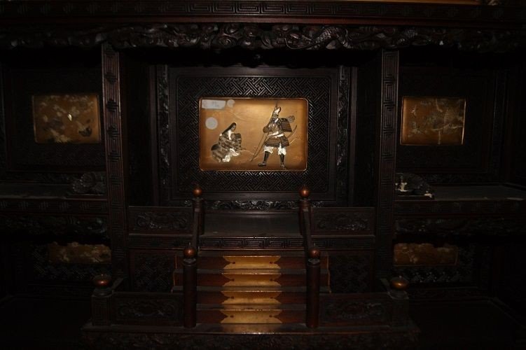 Grande maestosa credenza cinese di metà 1800 in legno, con pannelli decorati con applicazioni -photo-1