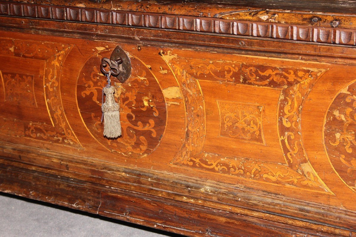 Grande Cassapanca italiana del 1600 in legno di noce Riccamente Intarsiata-photo-3