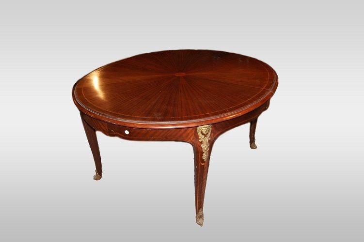 Tavolo ovale allungabile francese di metà 1800, stile Luigi XV, in legno di mogano a raggiera.