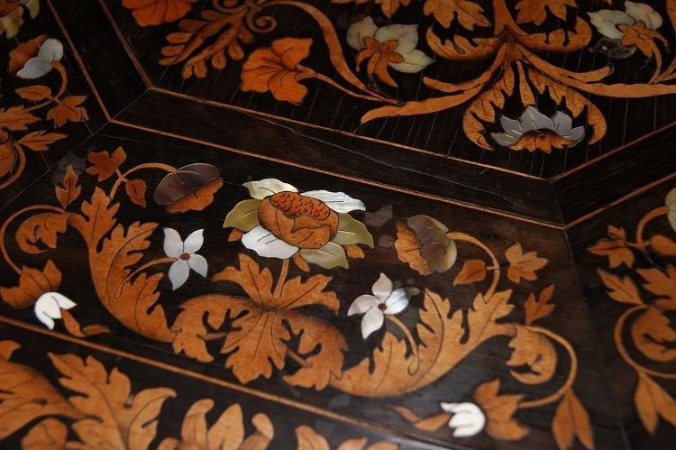 Tavolino olandese ottagonale di inizio 1800 in legno di palissandro ornato da ricchi intarsi -photo-3