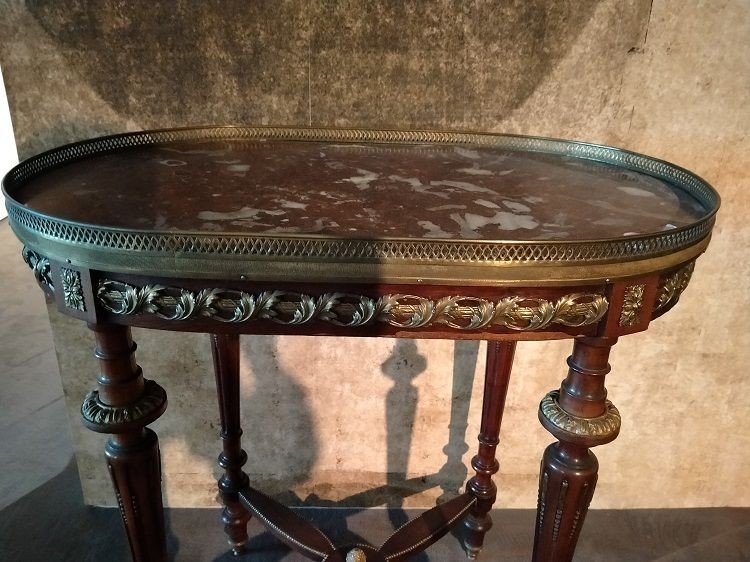 Tavolino ovale in legno di mogano arricchito da numerose applicazioni in bronzo-photo-2