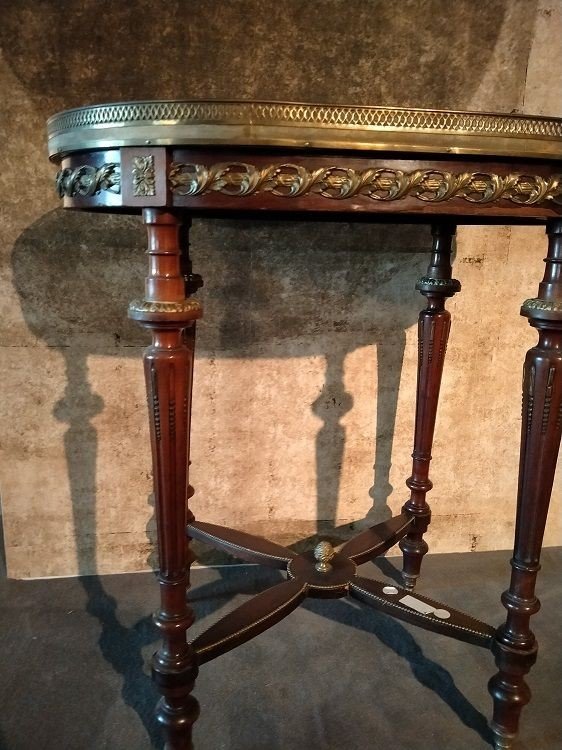 Tavolino ovale in legno di mogano arricchito da numerose applicazioni in bronzo-photo-3