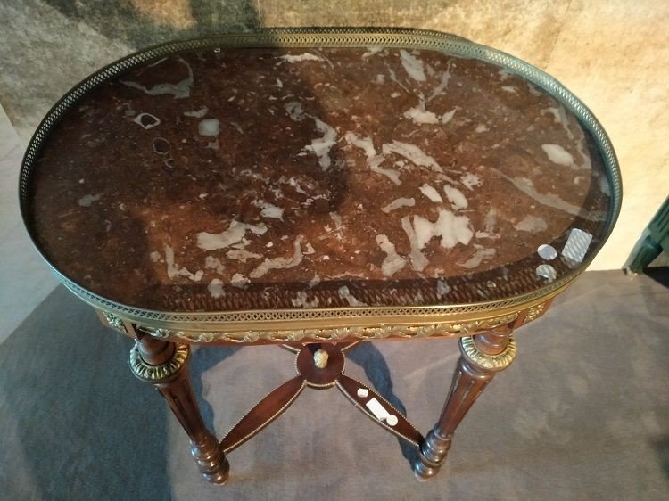 Tavolino ovale in legno di mogano arricchito da numerose applicazioni in bronzo-photo-4