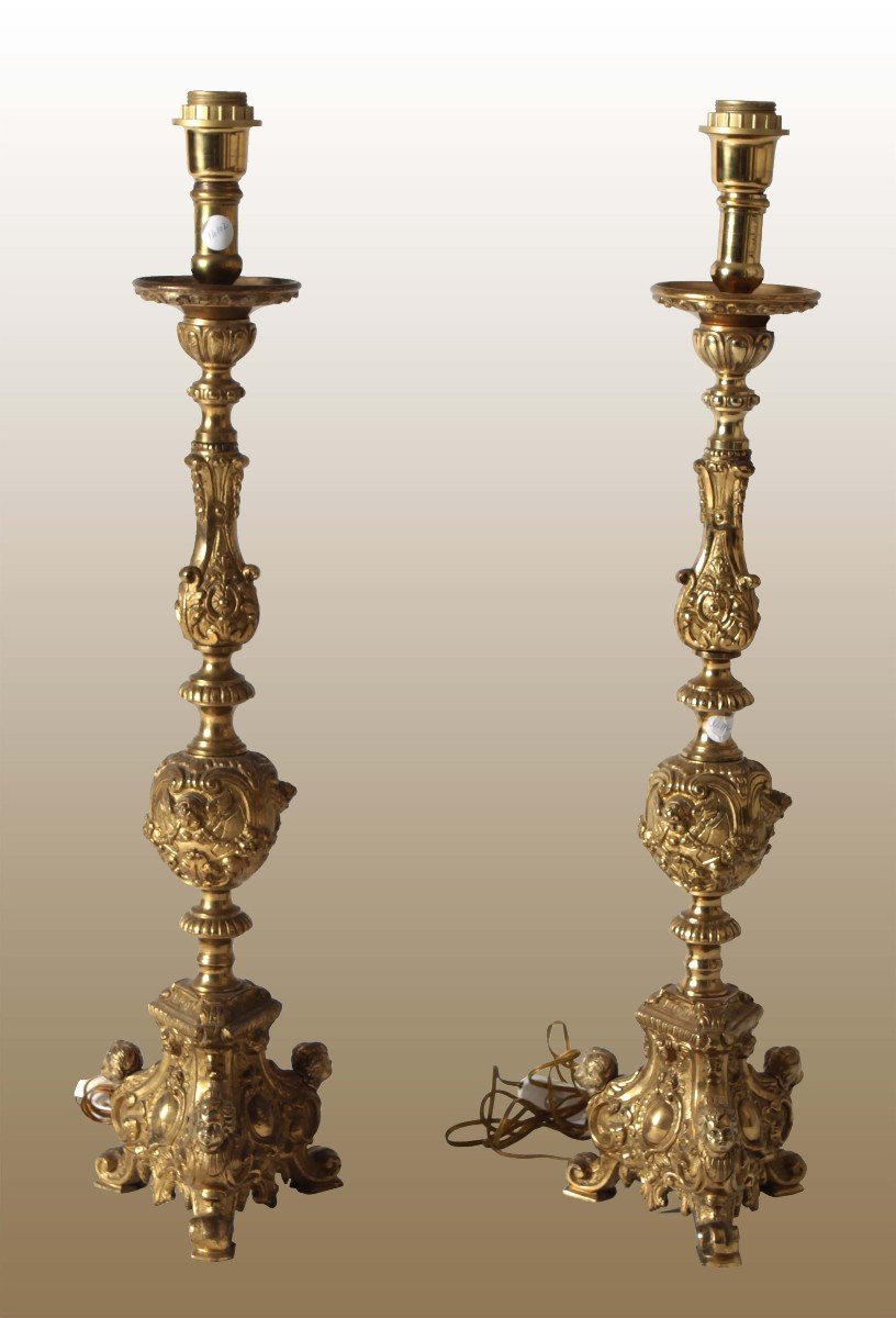 Coppia di candelieri in bronzo dorato, di provenienza francese, risalenti alla fine del 1800